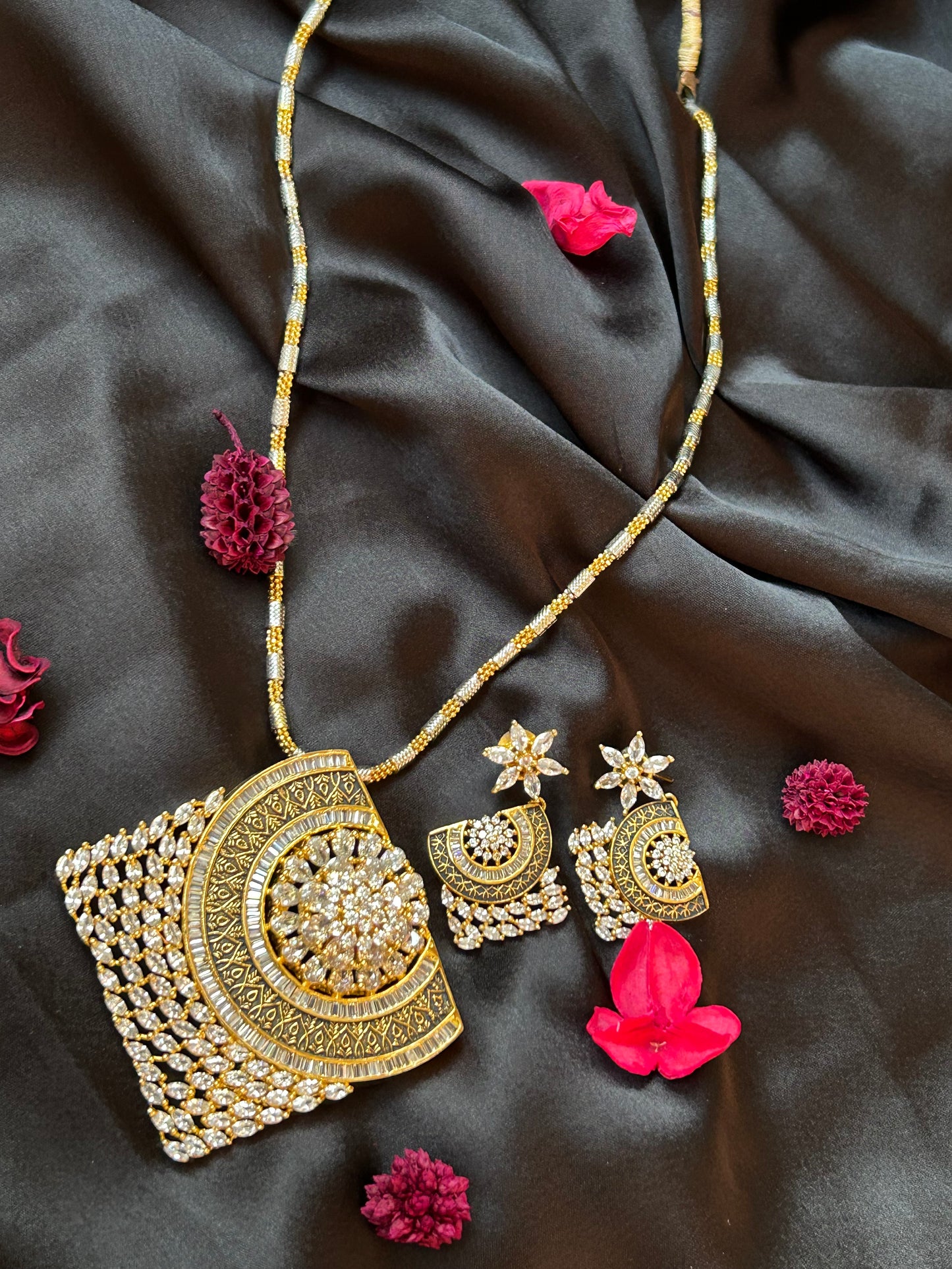 Kashish golden necklace