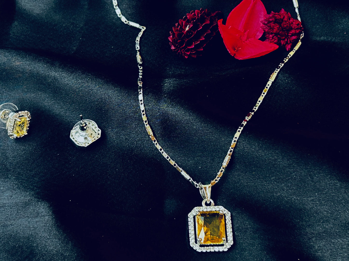 Suhana yellowpendant set