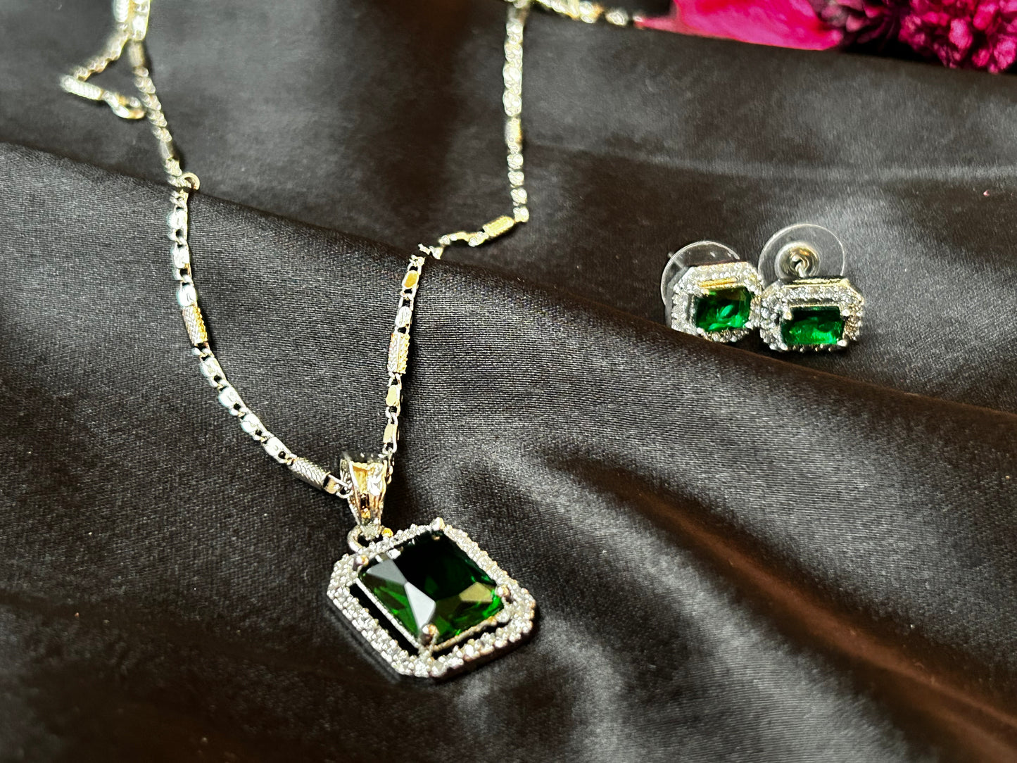 Suhana green pendant set