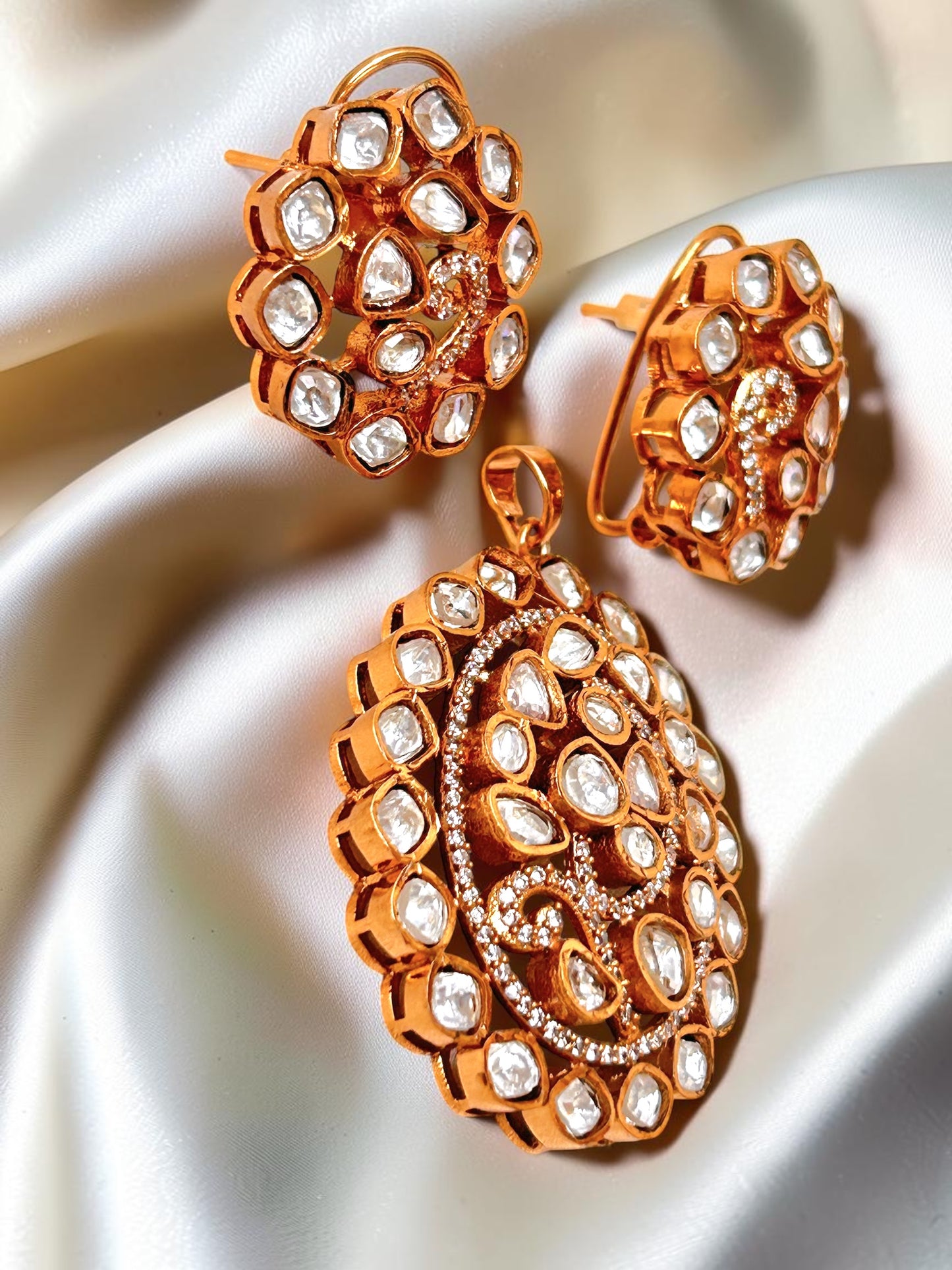 Sana pendent set