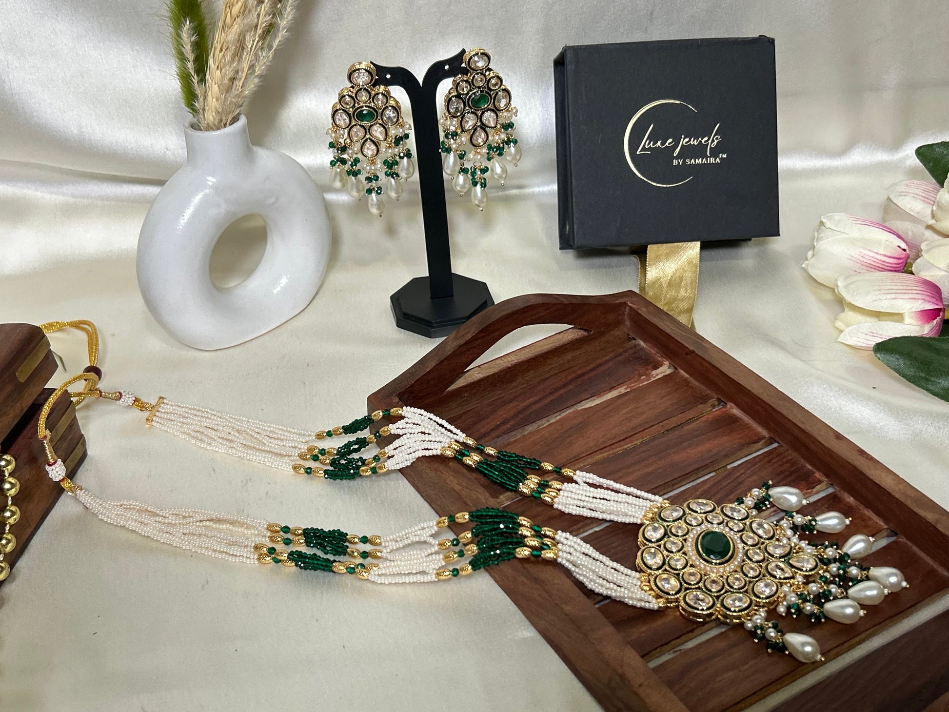 Natasha Kundan Pearl green Haar – Gold-plated Kundan necklace with pearls and gemstones, paired with matching statement earrings.long necklaceset