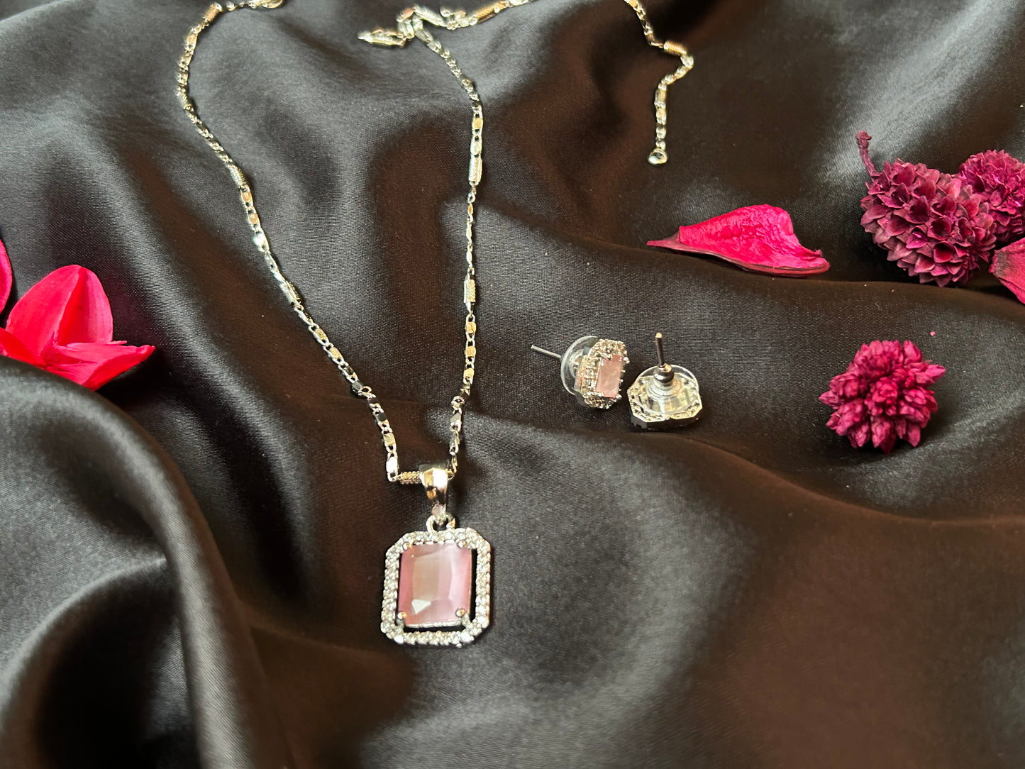 Suhana pink pendant set