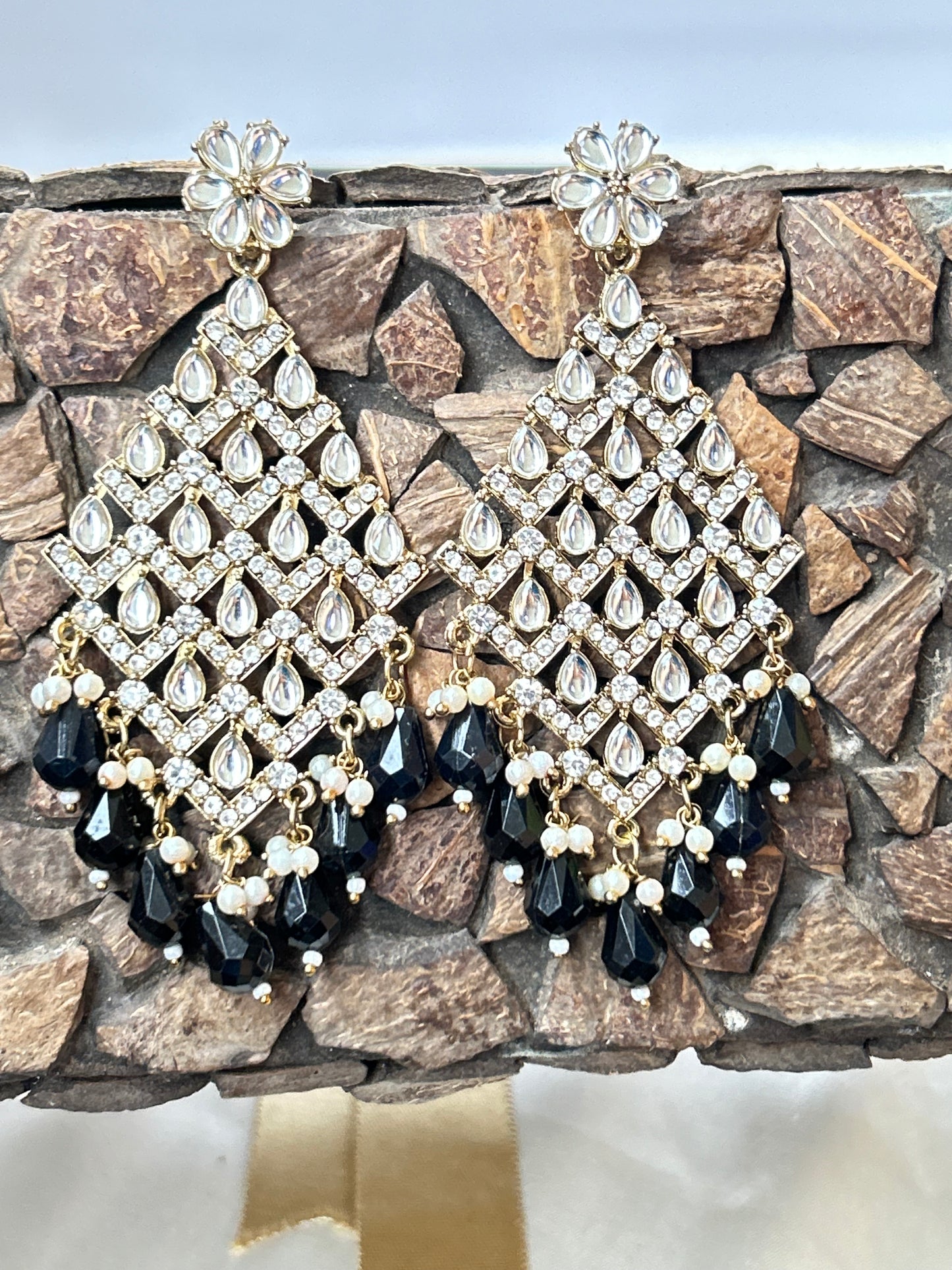 Shloka Black chandbalis