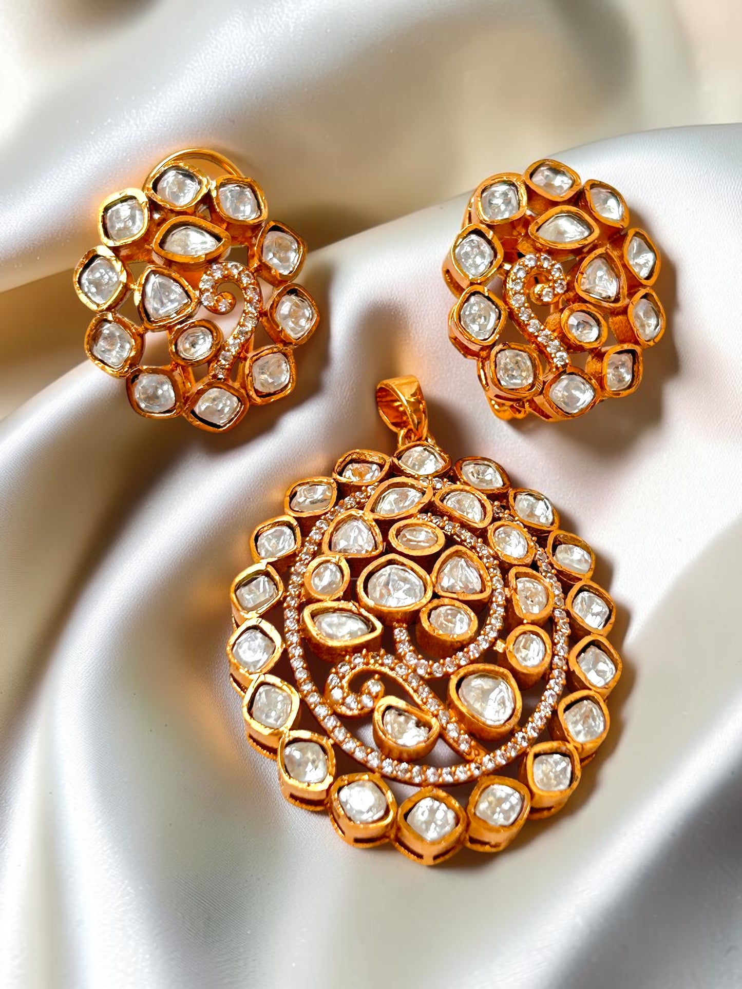 Sana pendent set