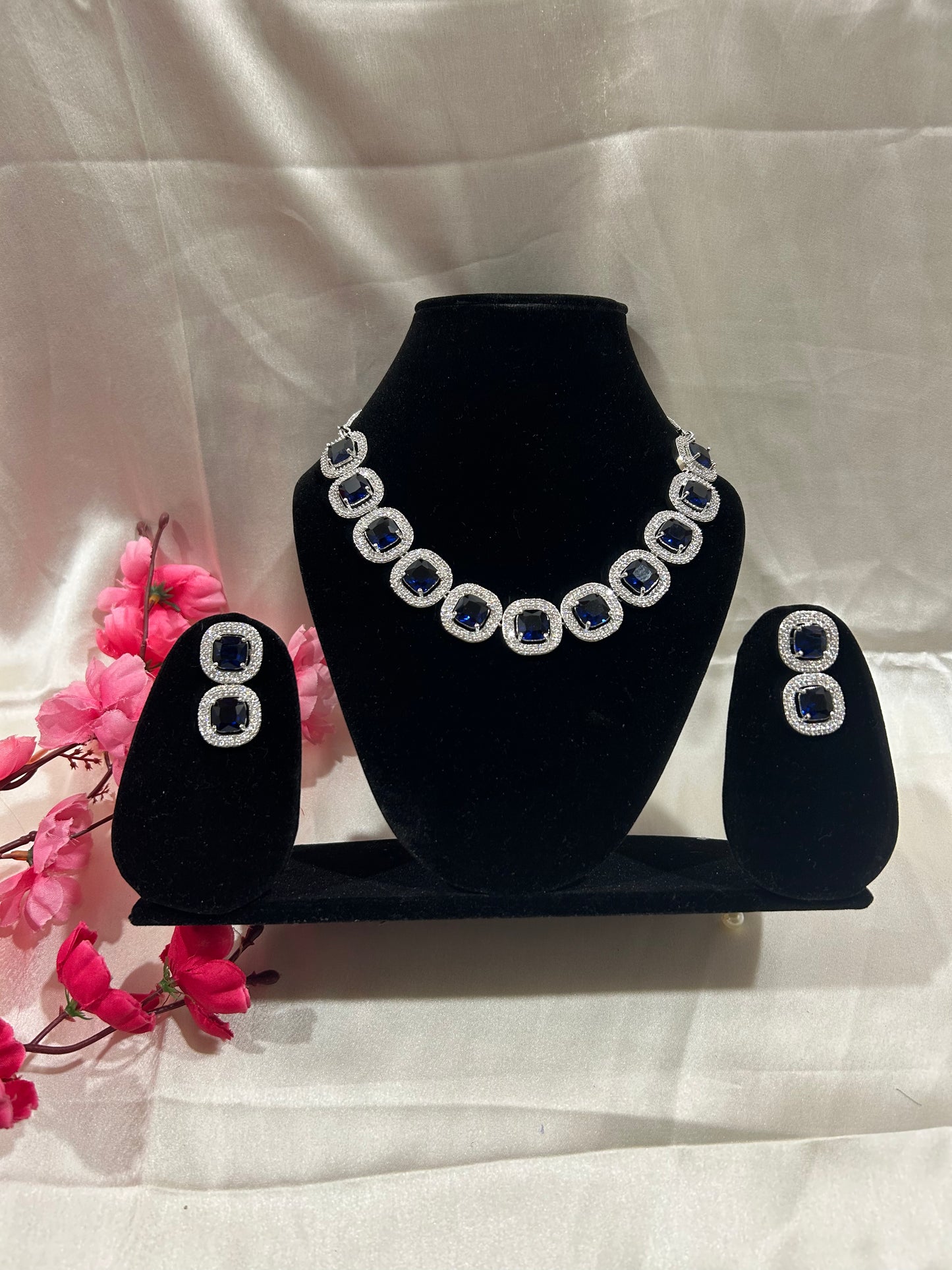Alisha navy necklace