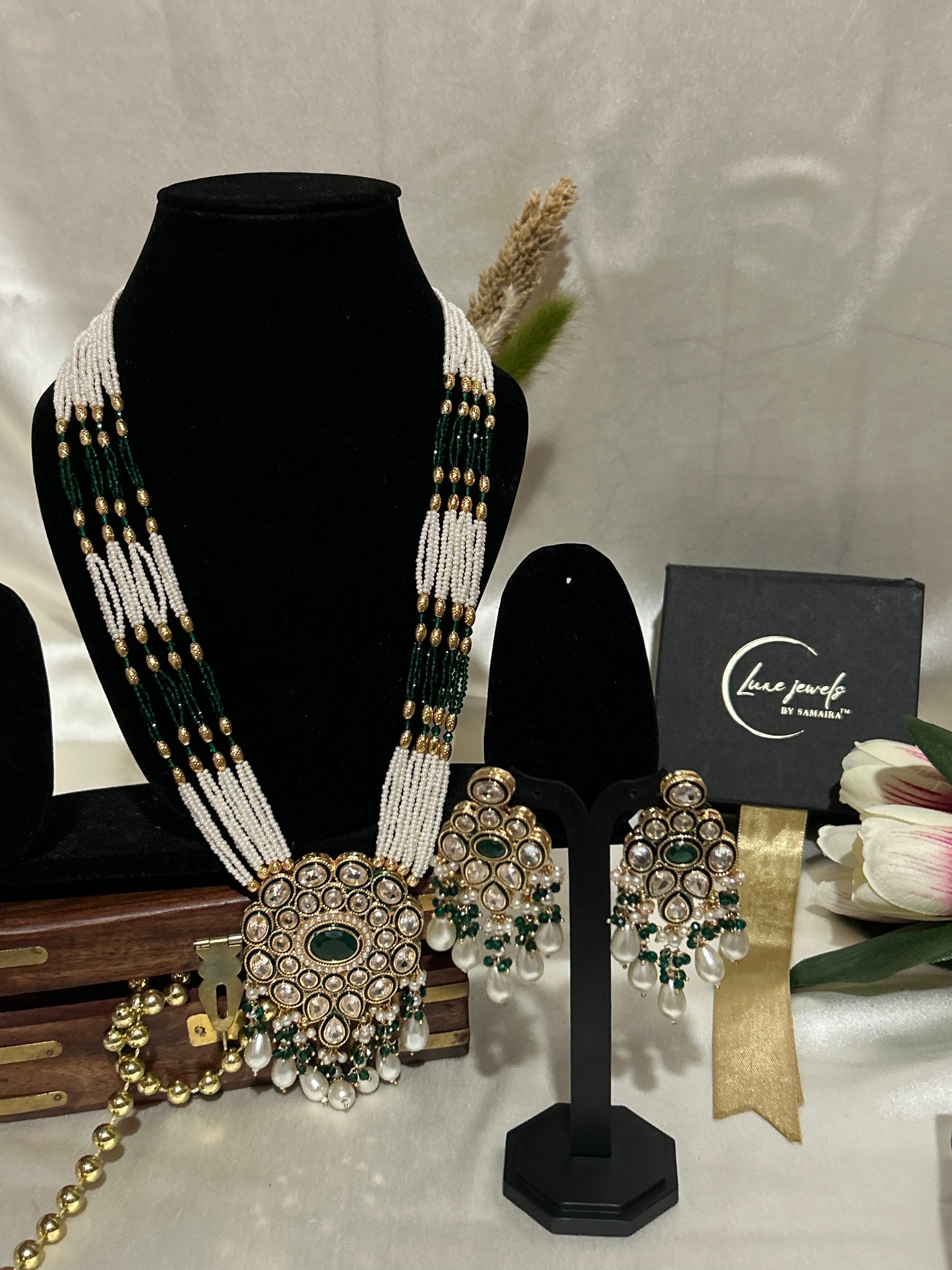 Natasha Kundan Pearl green Haar – Gold-plated Kundan necklace with pearls and gemstones, paired with matching statement earrings.long necklaceset