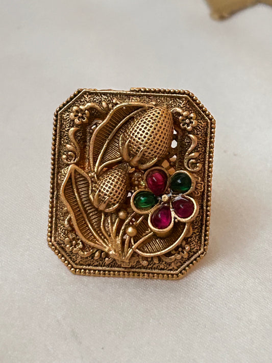 Arna antique gold ring
