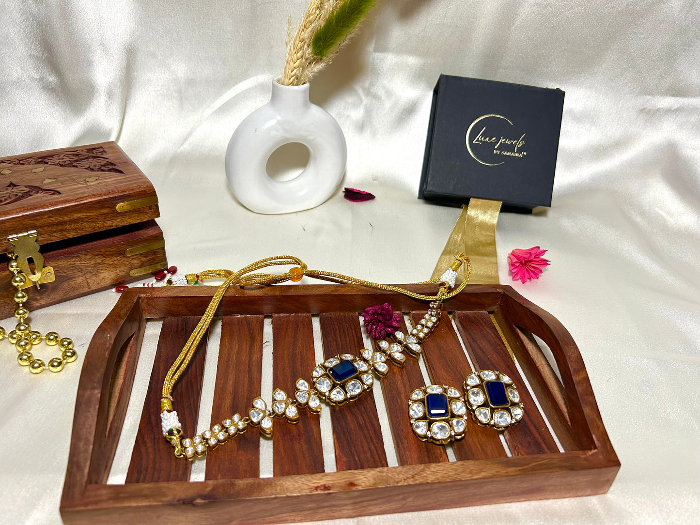 kiva Navy choker