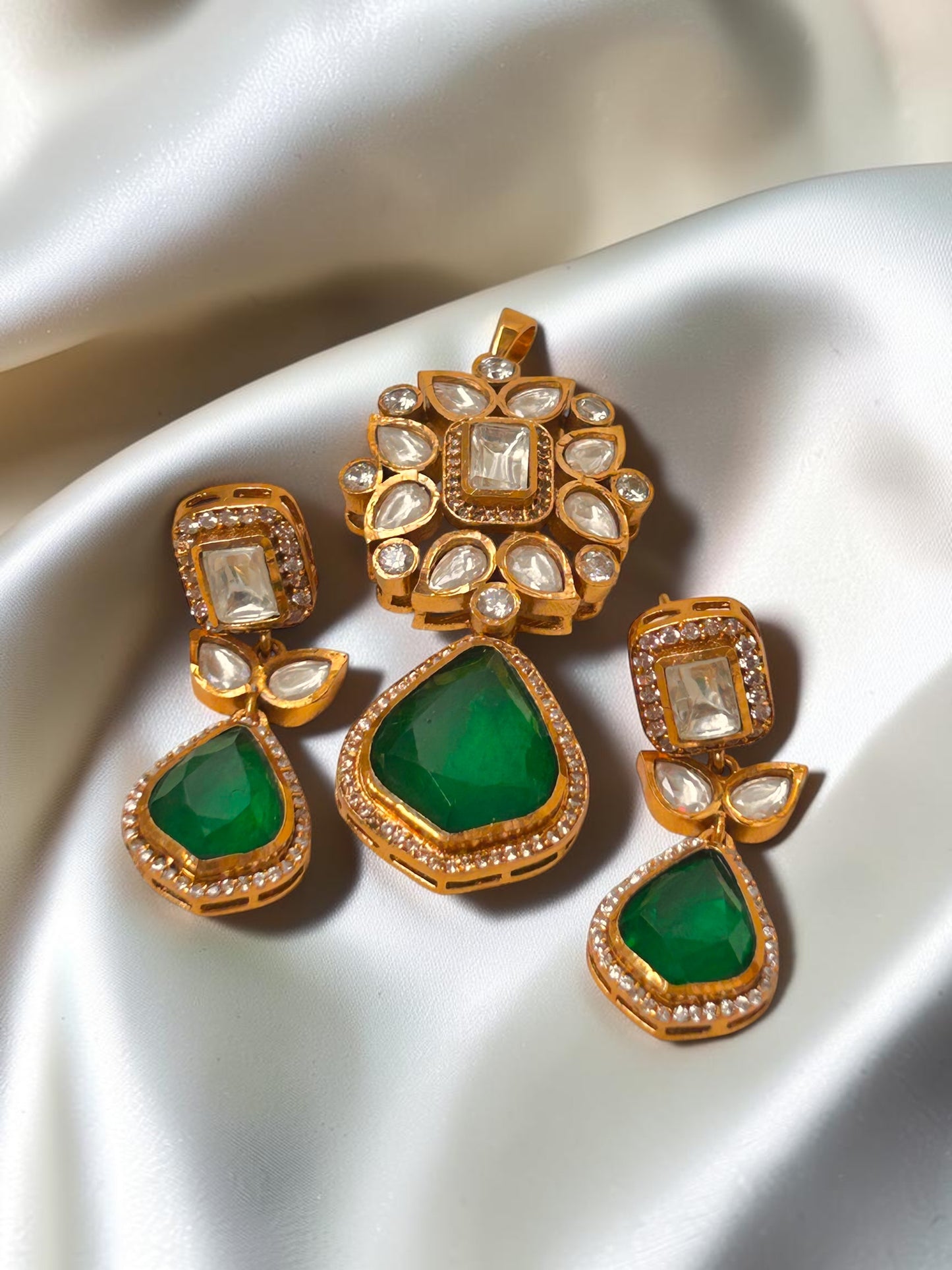 Kyile Pendant set
