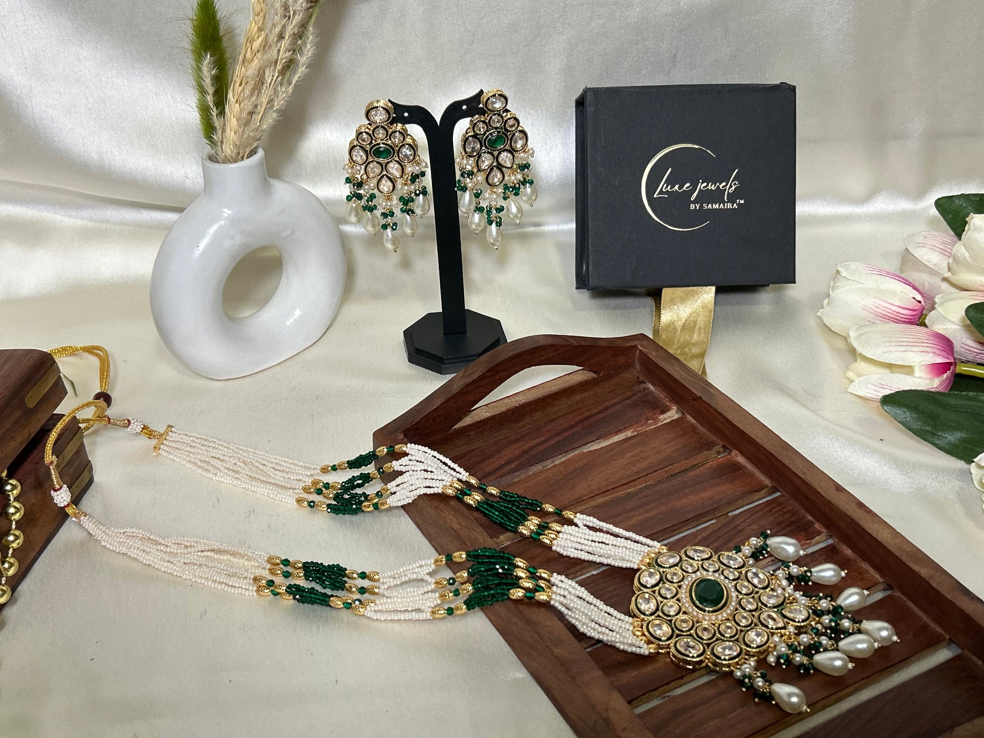 Natasha Kundan Pearl green Haar – Gold-plated Kundan necklace with pearls and gemstones, paired with matching statement earrings.long necklaceset