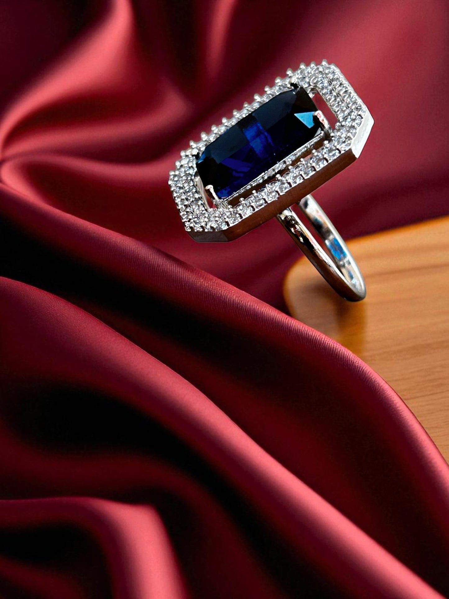 Glint Saphaire Ring
