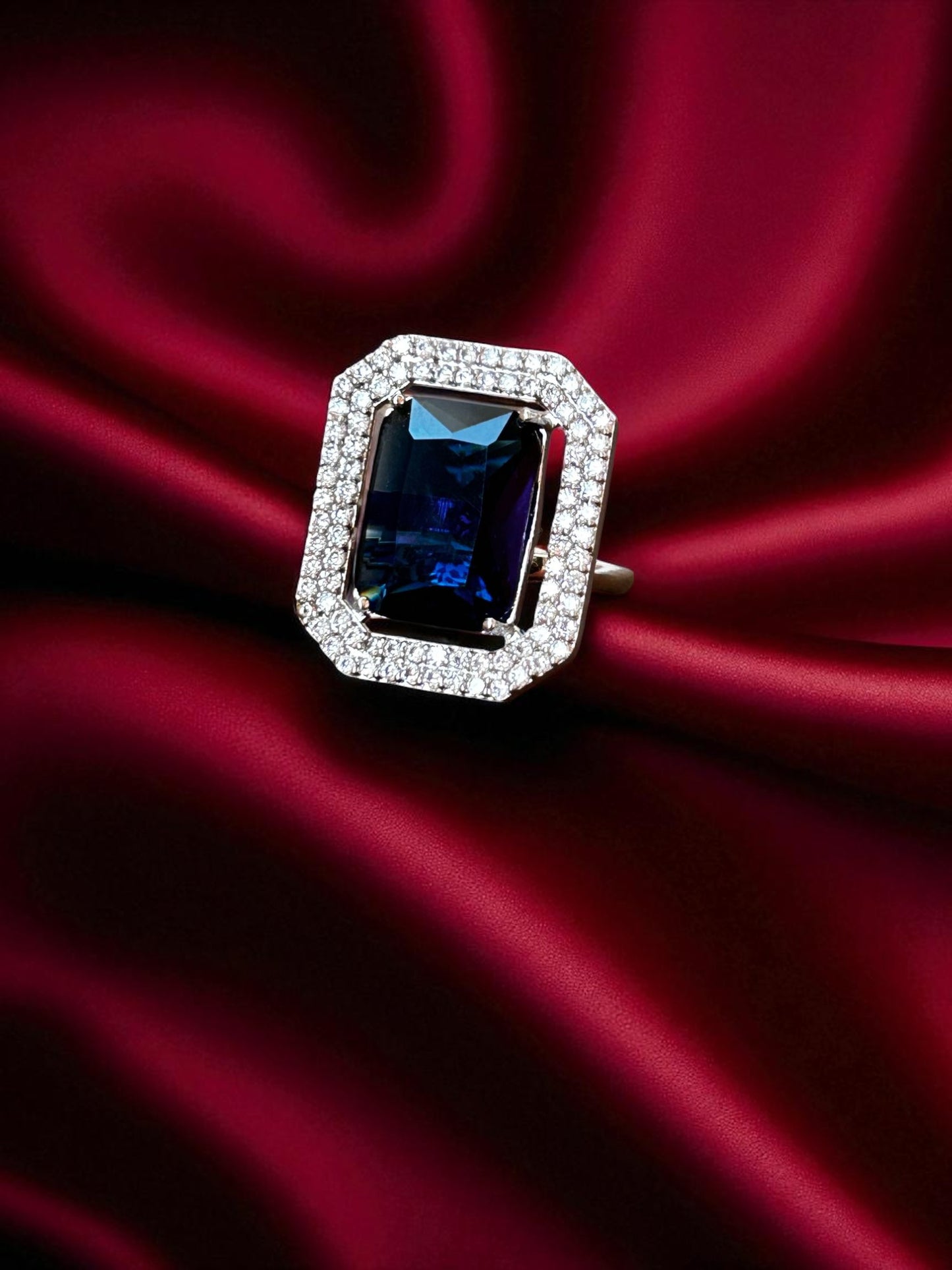 Glint Saphaire Ring