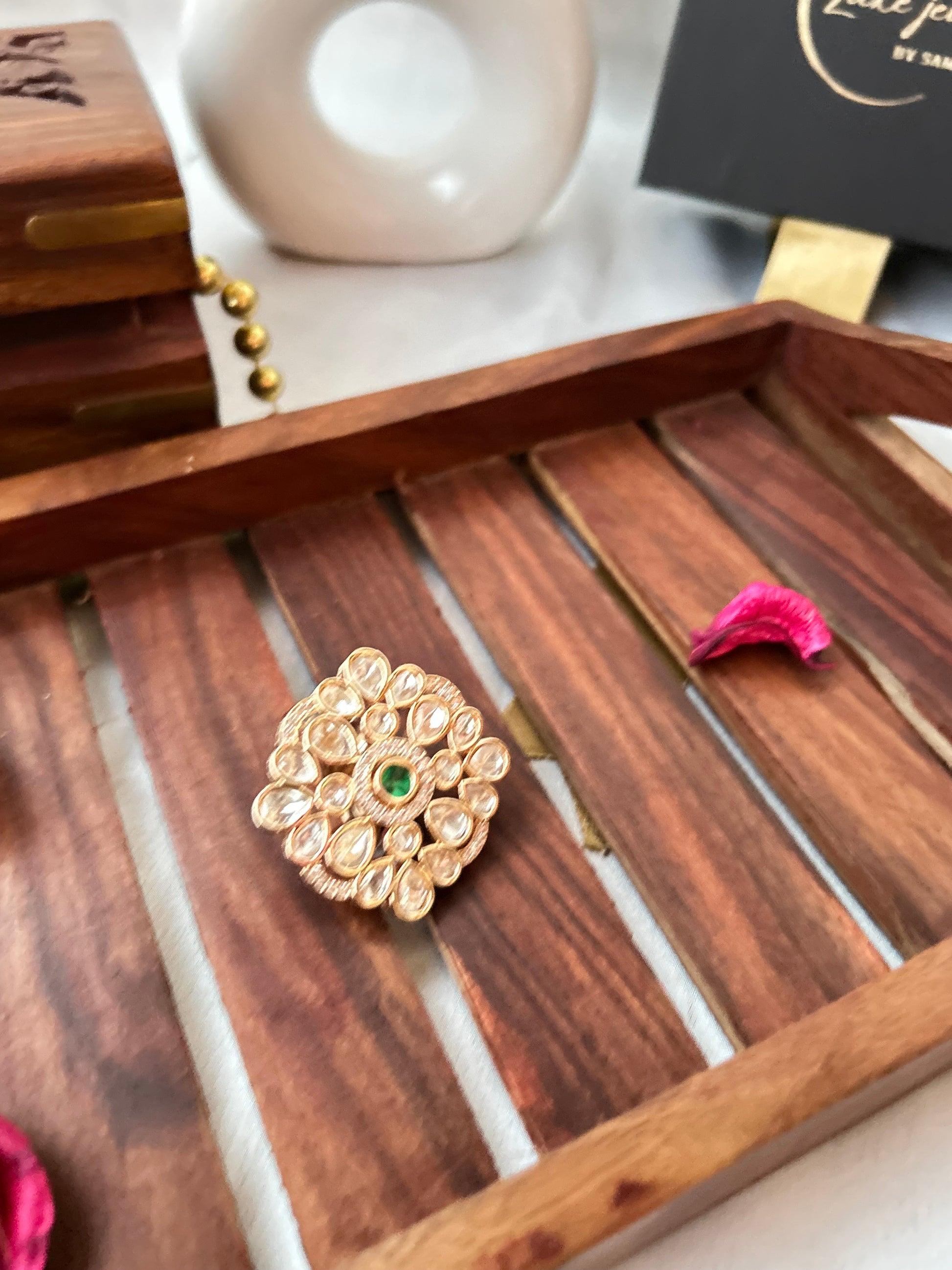  Emerald green and Kundan ring with gold-plated floral design