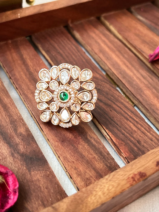  Emerald green and Kundan ring with gold-plated floral design